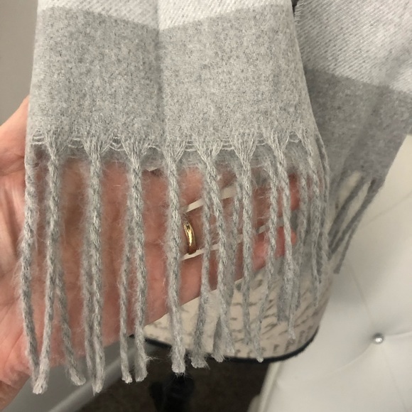 NWT Express Gray White Unisex Fringe Blanket Scarf - Picture 10 of 10